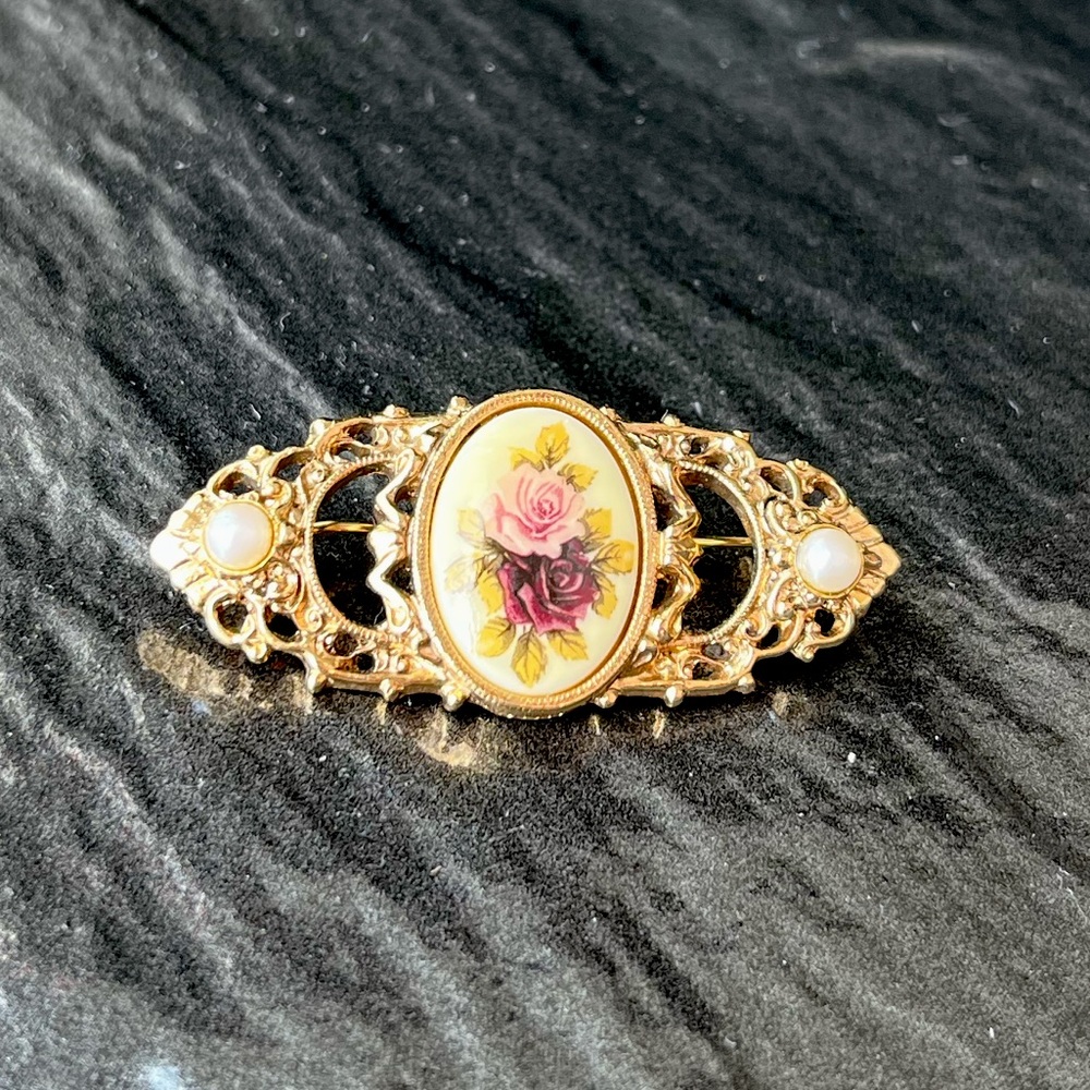 Gold Vintage brooch pin with flowers